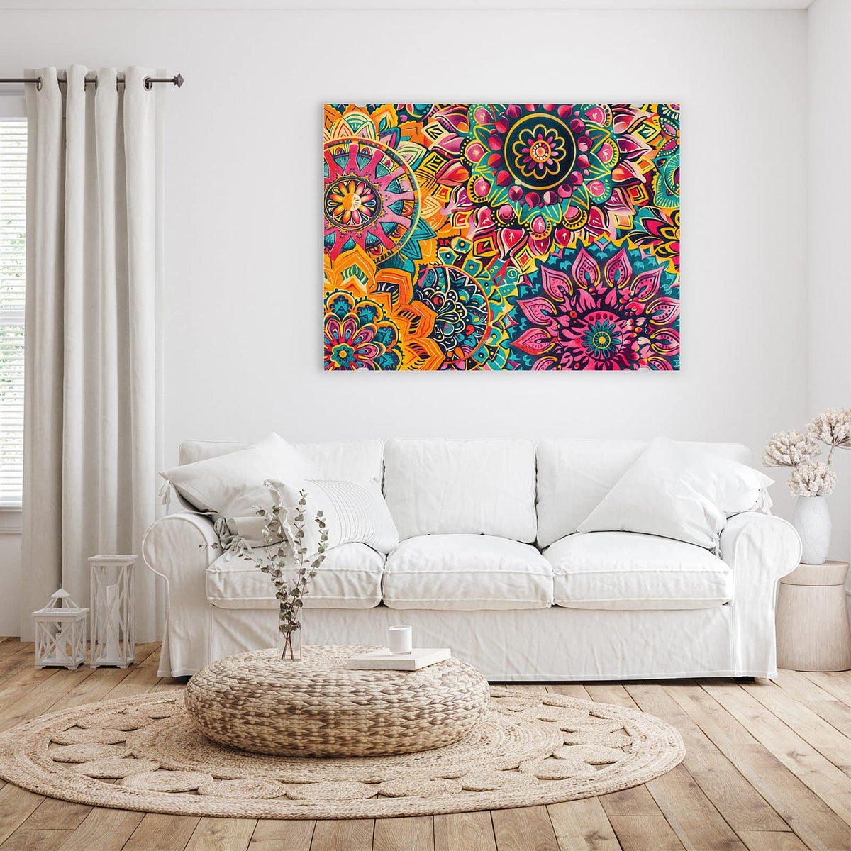 Wandbild aus Glas Bunte Mandalas über einem weißen Sofa im hellen Wohnzimmer