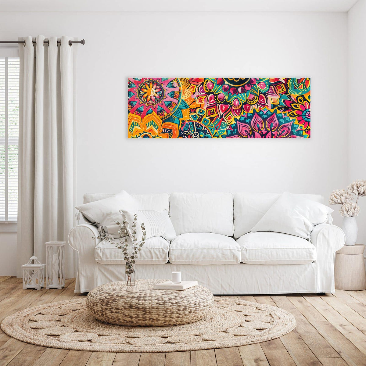 Wandbild aus Glas Bunte Mandalas über einem weißen Sofa im hellen Wohnzimmer
