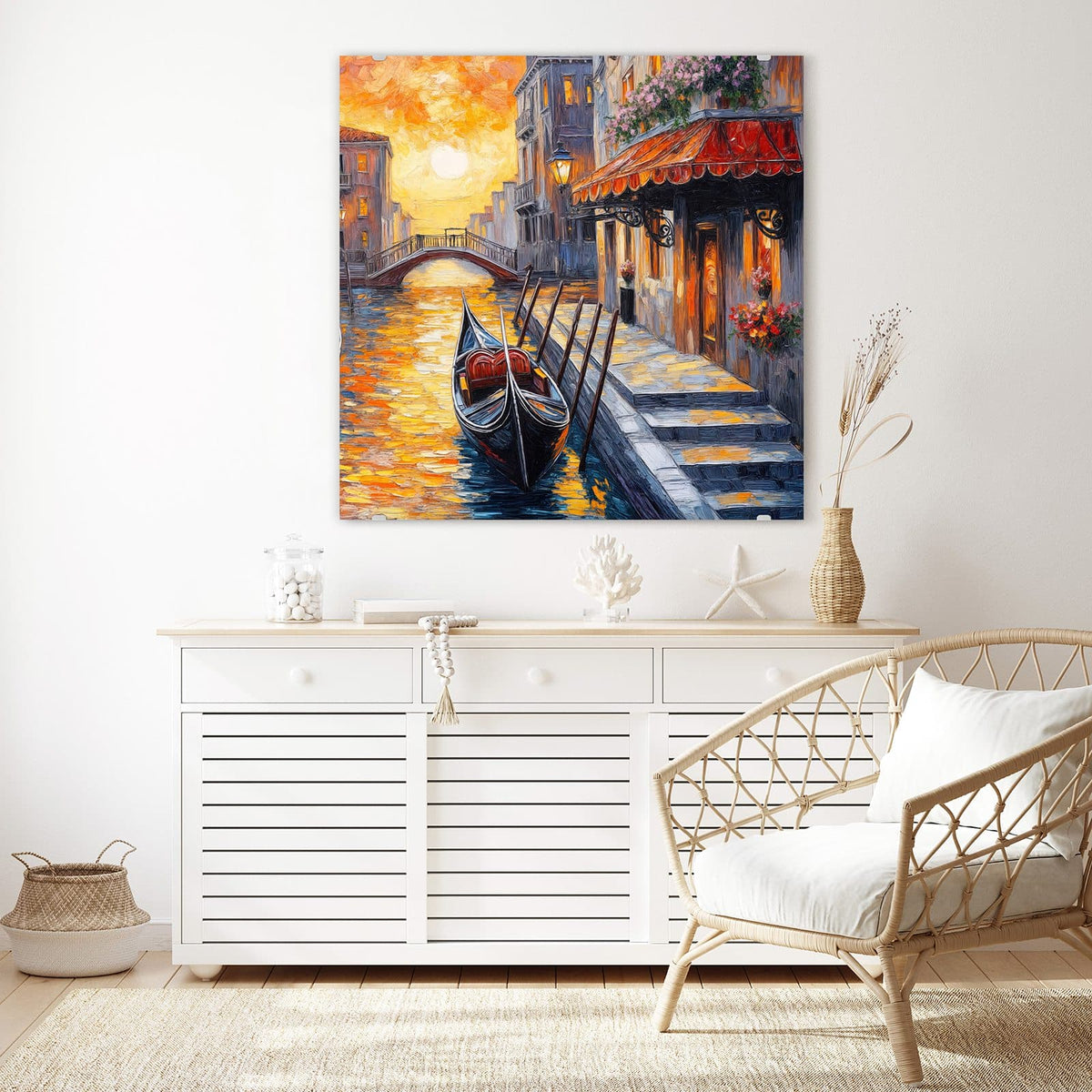 Glasbild Gondel in Venedig an der Wand – Gemalte Szene: schwarze Gondel am Kanal, roter Markisenvorbau, Bogenbrücke im Sonnenuntergang