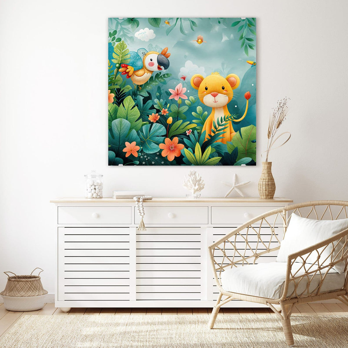 Glasbild Dschungeltiere an der Wand – Kindliche Illustration: Löwenjunges und Papagei zwischen Blättern und Blüten im Dschungel