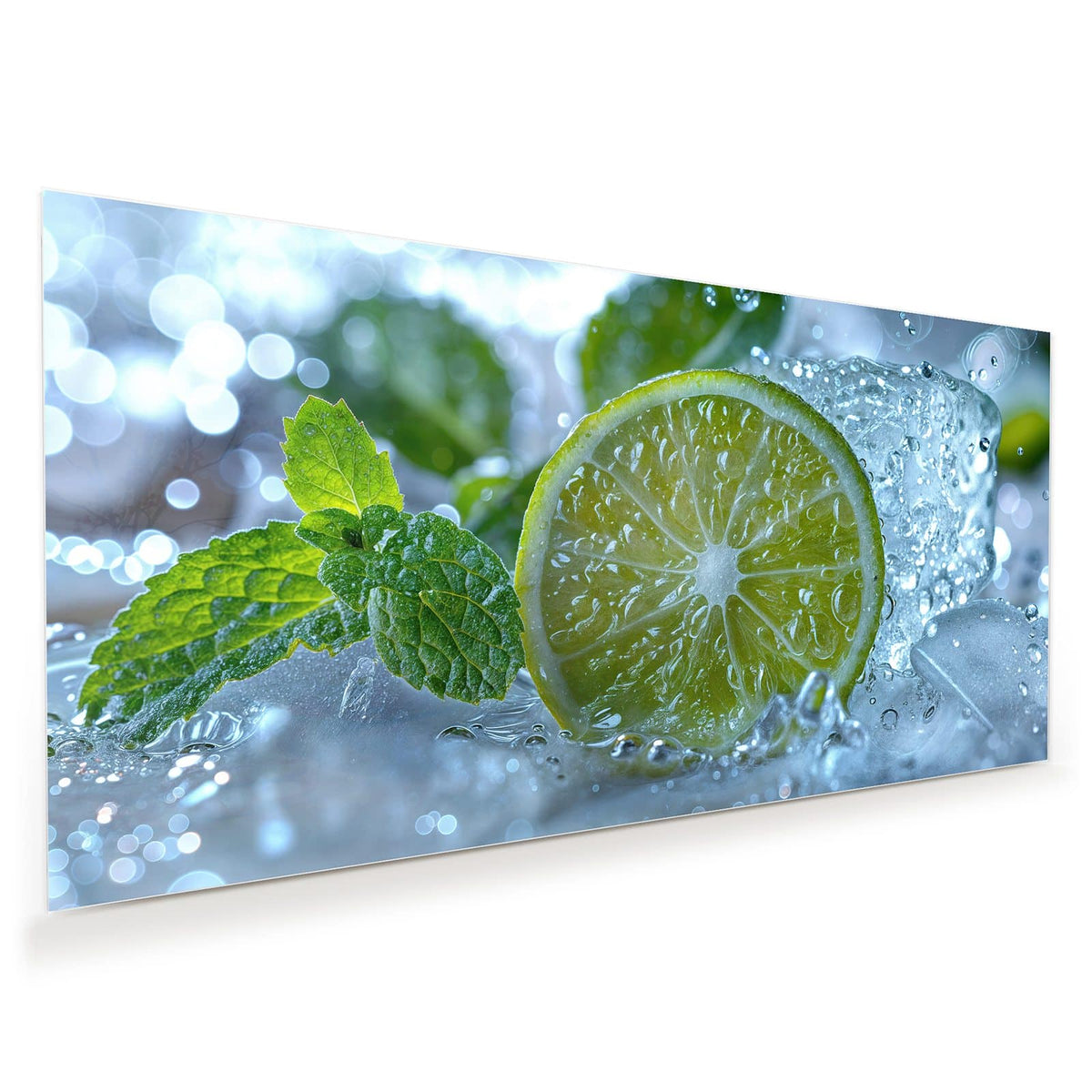 Runde Limettenscheibe in Großaufnahme zwischen Eis, Wasserblasen und Minzblättern