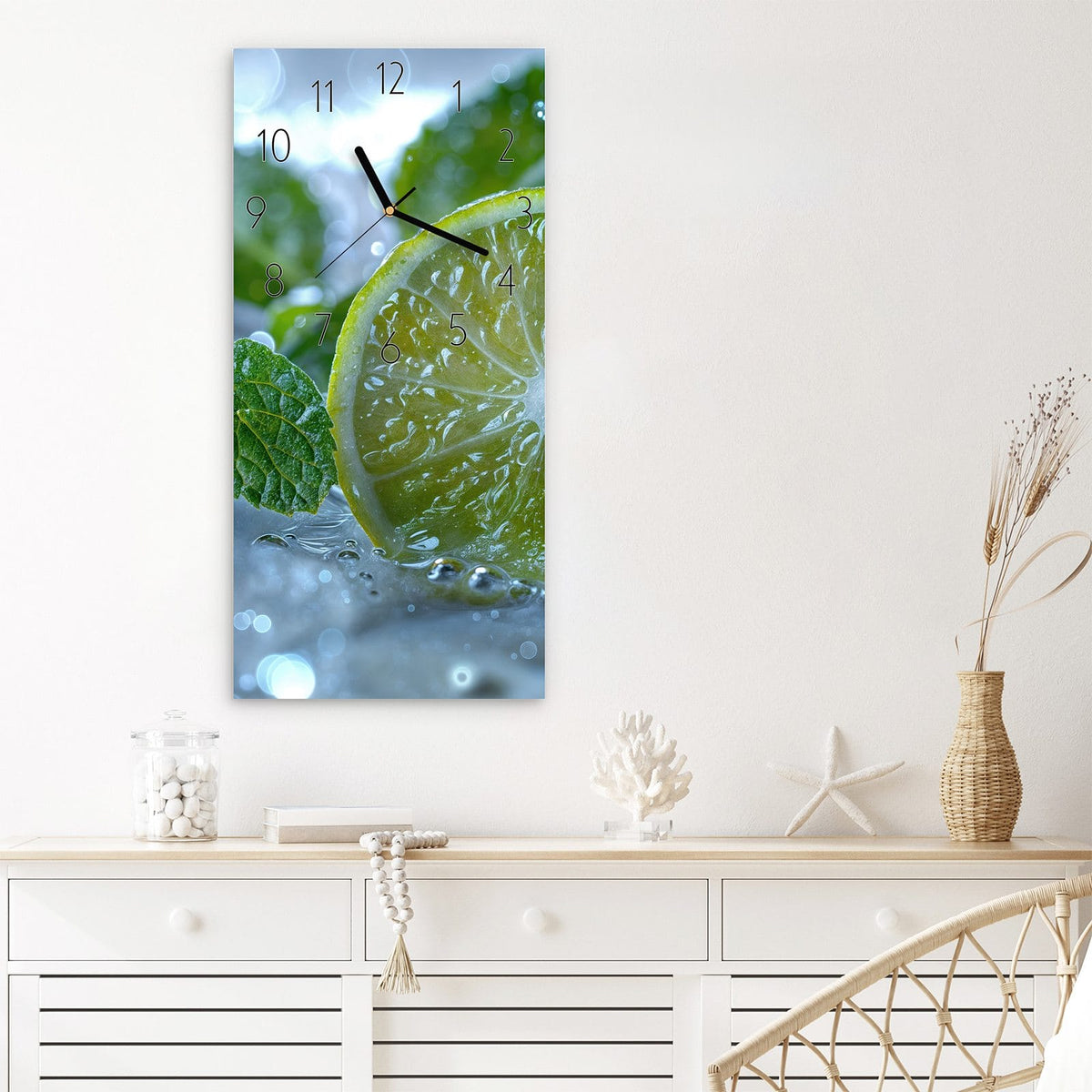 Wanduhr Erfrischende Limette aus Glas – Grüne Limette mit Eiskristallen
