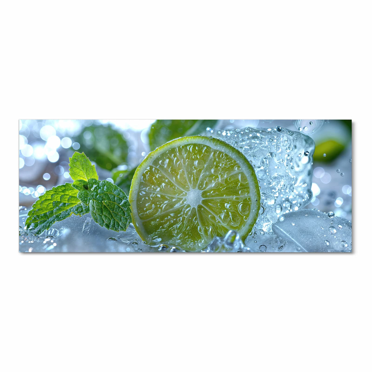 Runde Limettenscheibe in Großaufnahme zwischen Eis, Wasserblasen und Minzblättern