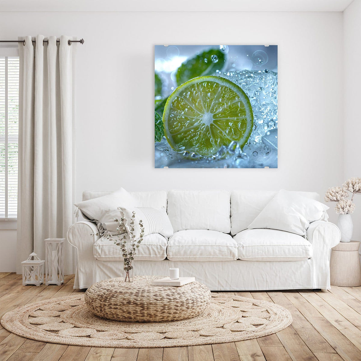 Glasbild Limettenscheibe im Eis an der Wand – Runde Limettenscheibe in Großaufnahme zwischen Eis, Wasserblasen und Minzblättern