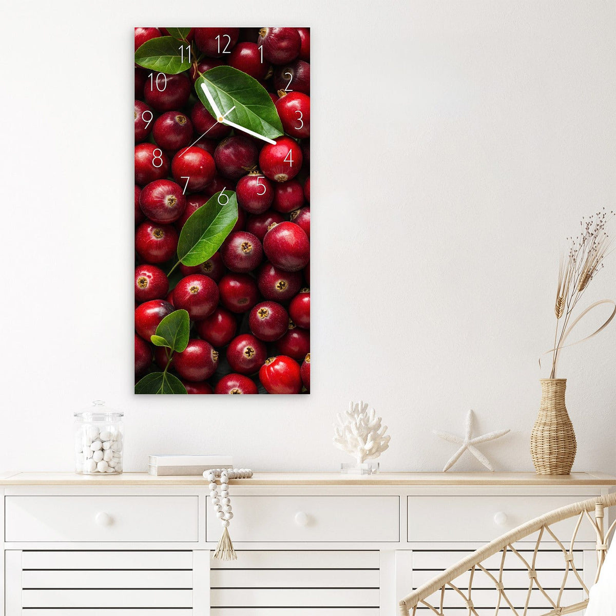 Wanduhr Frische Preiselbeeren aus Glas – Tiefrote Beeren mit grünen Blättern