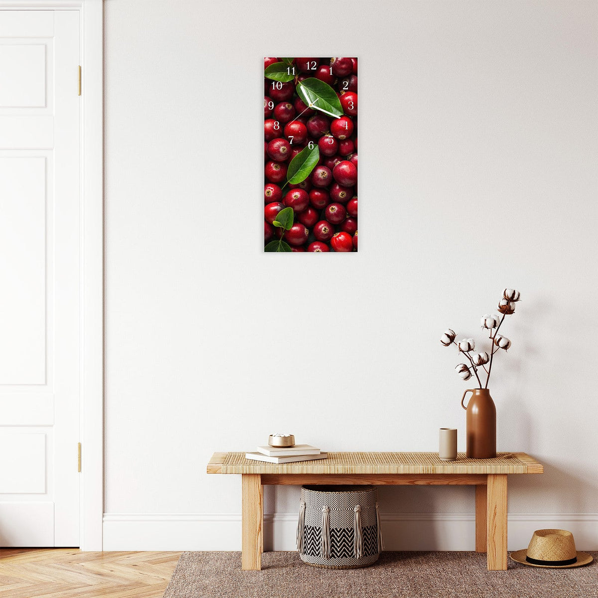 Moderne Wanduhr aus Glas mit Farbtiefe – Wanduhr Frische Preiselbeeren aus Glas – Hochformat 30 × 60 cm