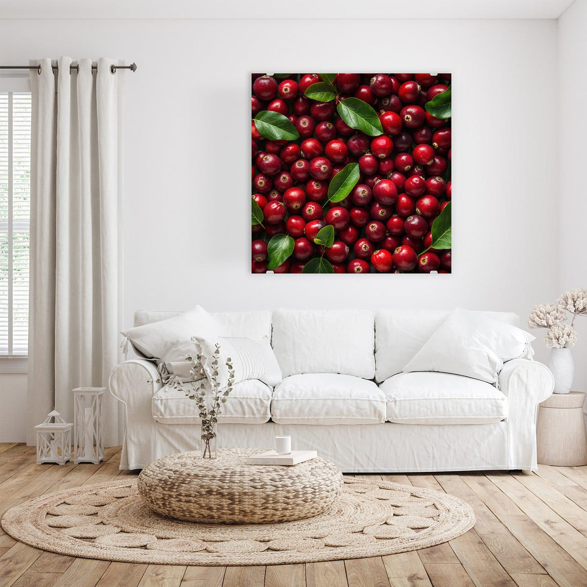 Glasbild Frische Preiselbeeren an der Wand – Bildfüllende Fläche aus tiefroten Beeren mit einzelnen grünen Blättern