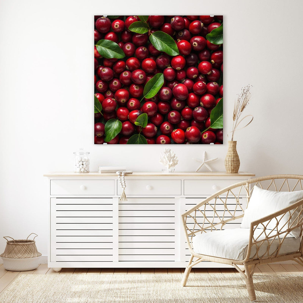 Glasbild Frische Preiselbeeren an der Wand – Bildfüllende Fläche aus tiefroten Beeren mit einzelnen grünen Blättern