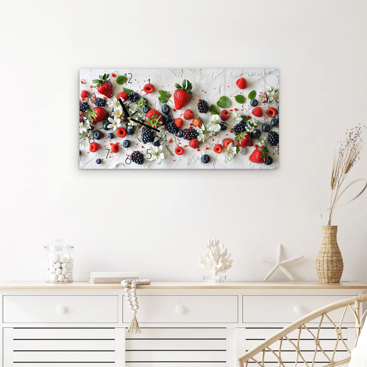 Wanduhr Bunte Beerenmischung aus Glas – Querformat 60 × 30 cm – Beeren mit weißen Blüten