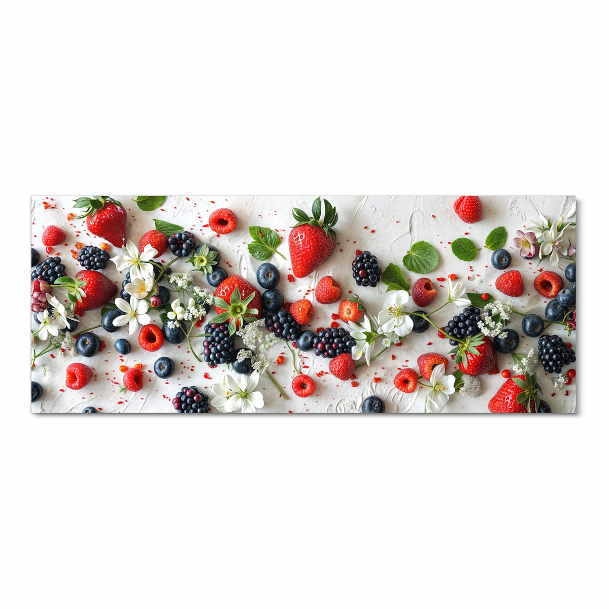 Beeren und weiße Blütenzweige verstreut auf weißem Putzuntergrund