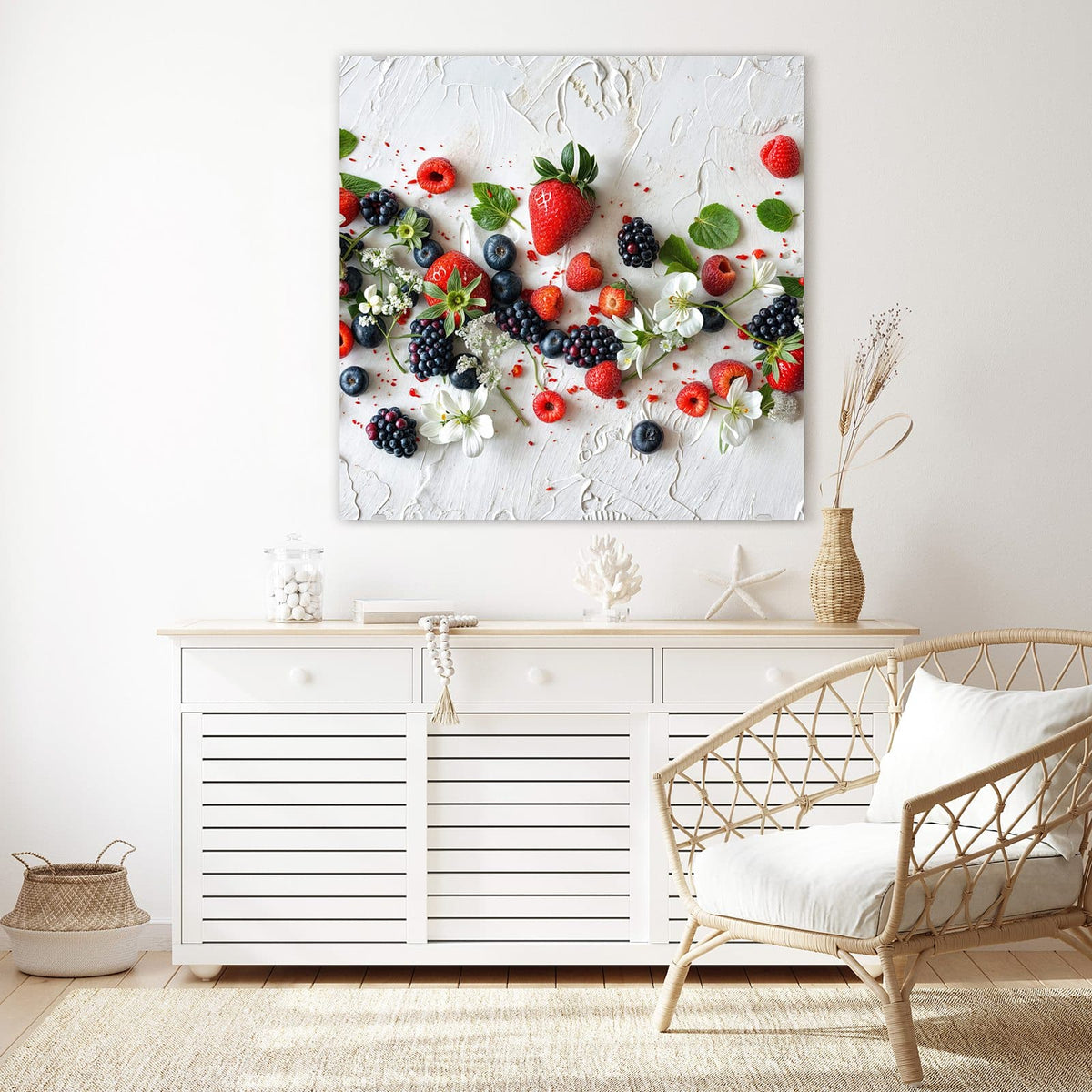Glasbild Beeren mit weißen Blüten an der Wand – Beeren und weiße Blütenzweige verstreut auf weißem Putzuntergrund