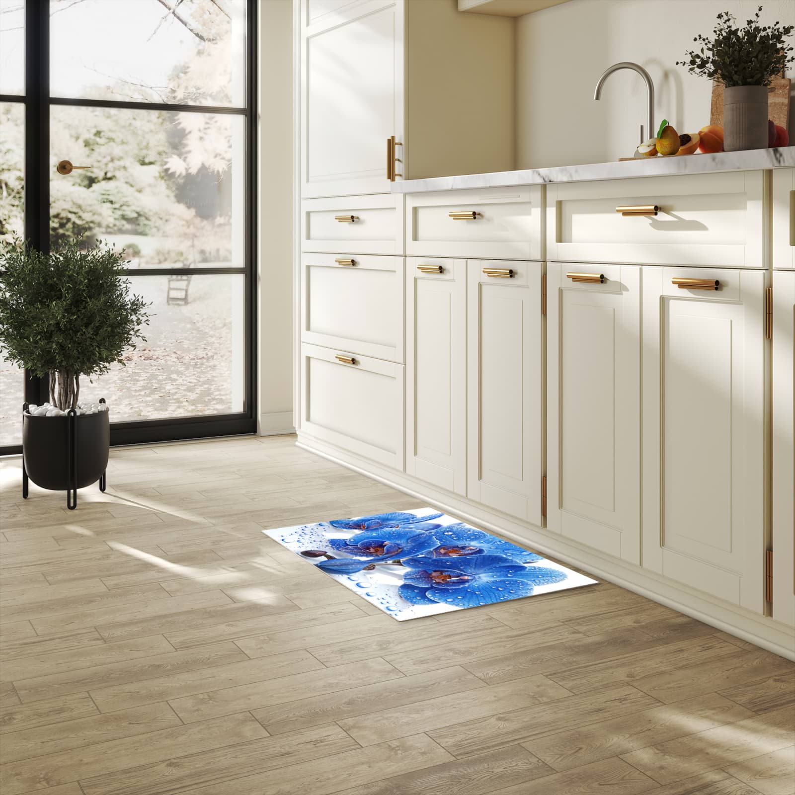 Geräuschdämpfender Küchenläufer mit Motiv Blaue Orchideen in heller Küche