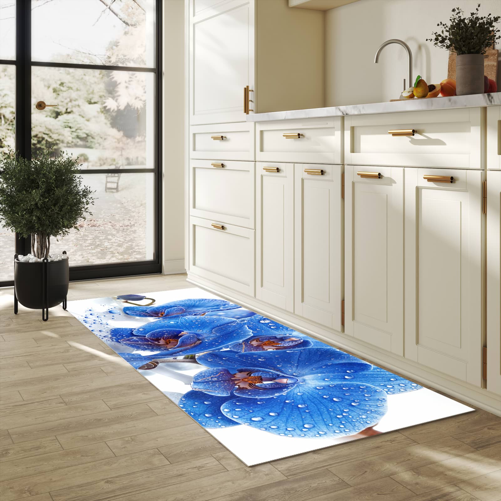Schmutzabweisender Teppichläufer mit Motiv Blaue Orchideen in heller Küche