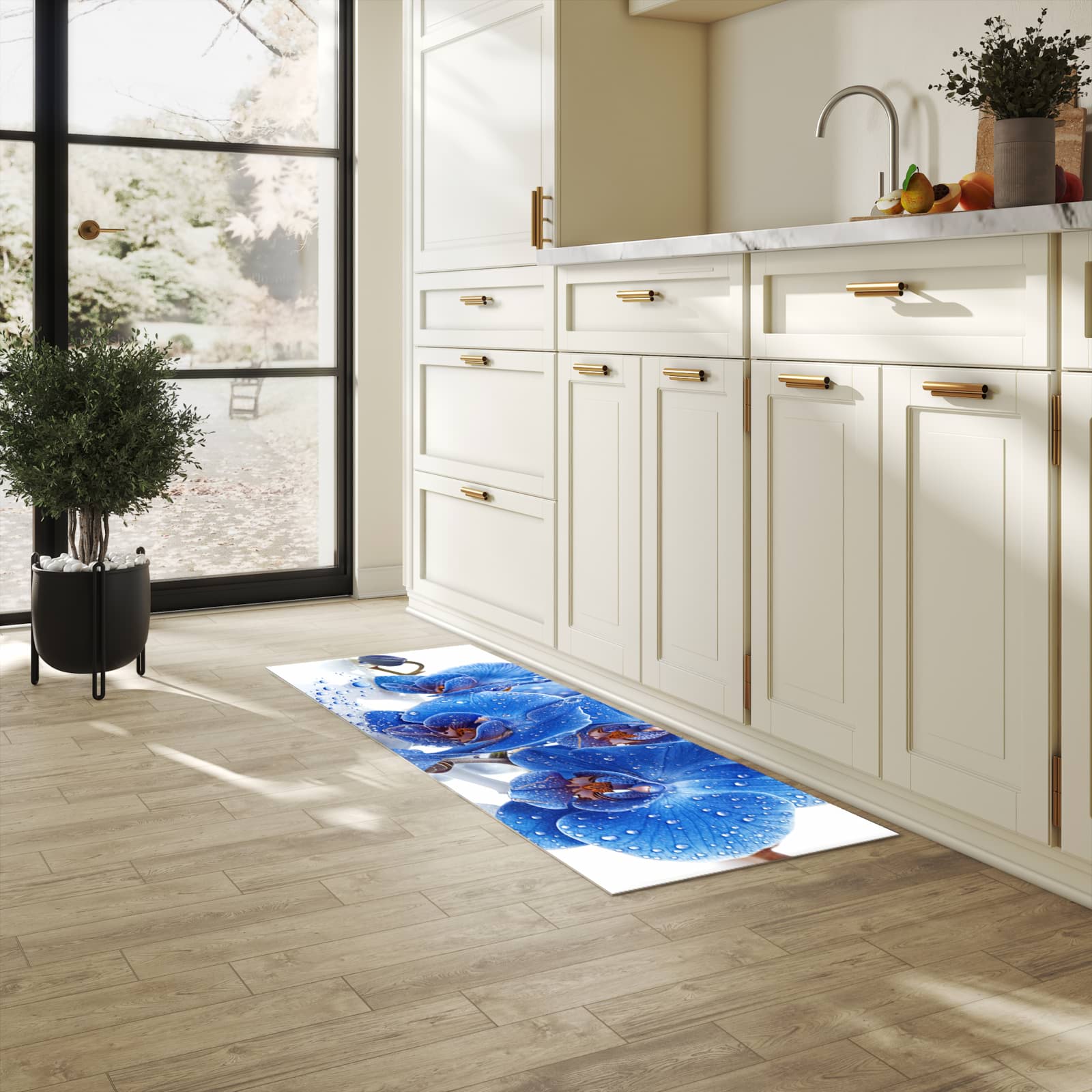 Farbbeständiger Küchenteppich mit Motiv Blaue Orchideen in heller Küche