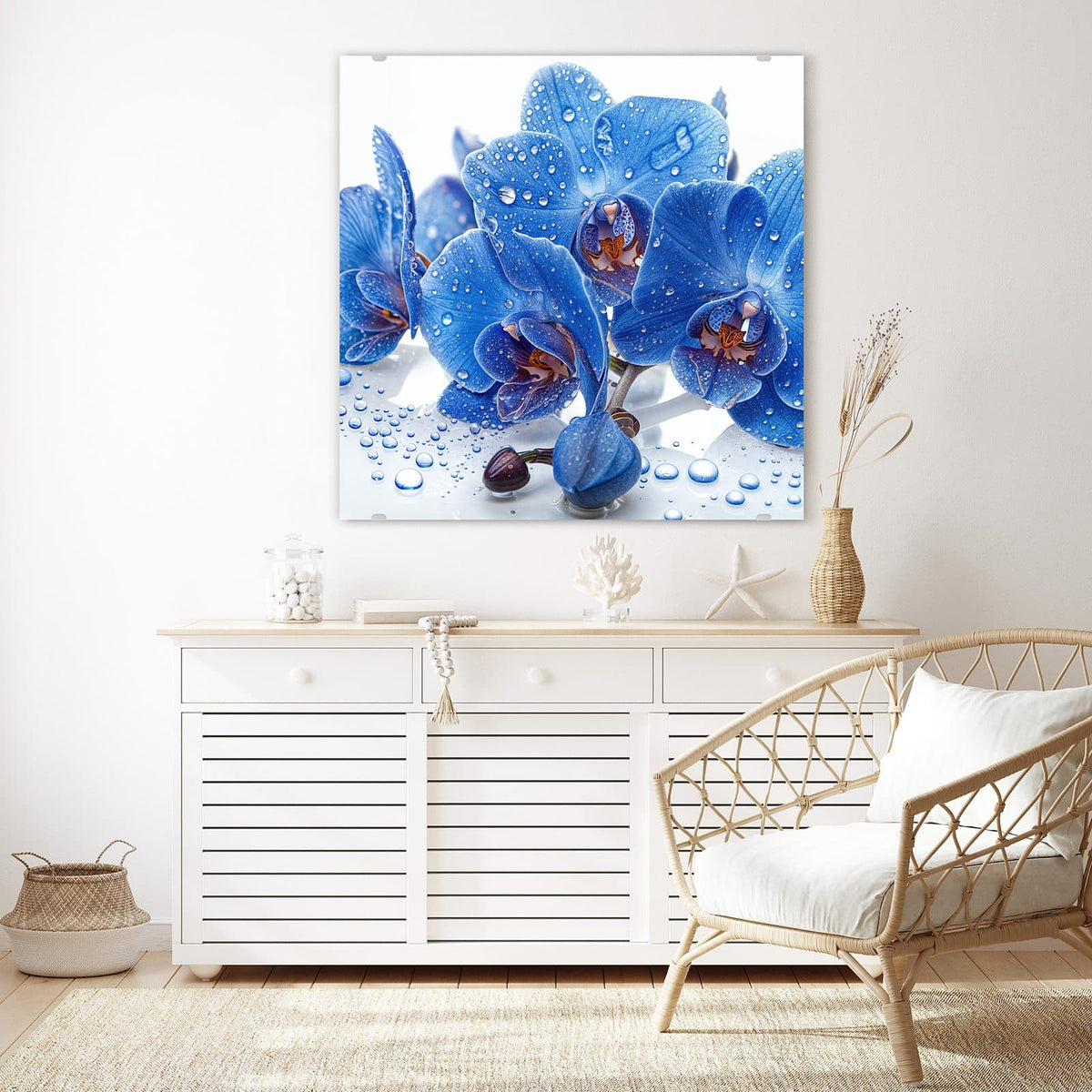 Glasbild Blaue Orchideen an der Wand – Kräftig blaue Orchideenblüten mit vielen Wassertropfen