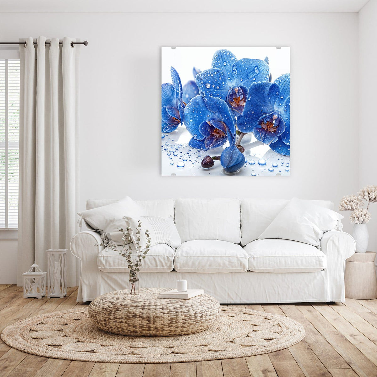 Glasbild Blaue Orchideen an der Wand – Kräftig blaue Orchideenblüten mit vielen Wassertropfen