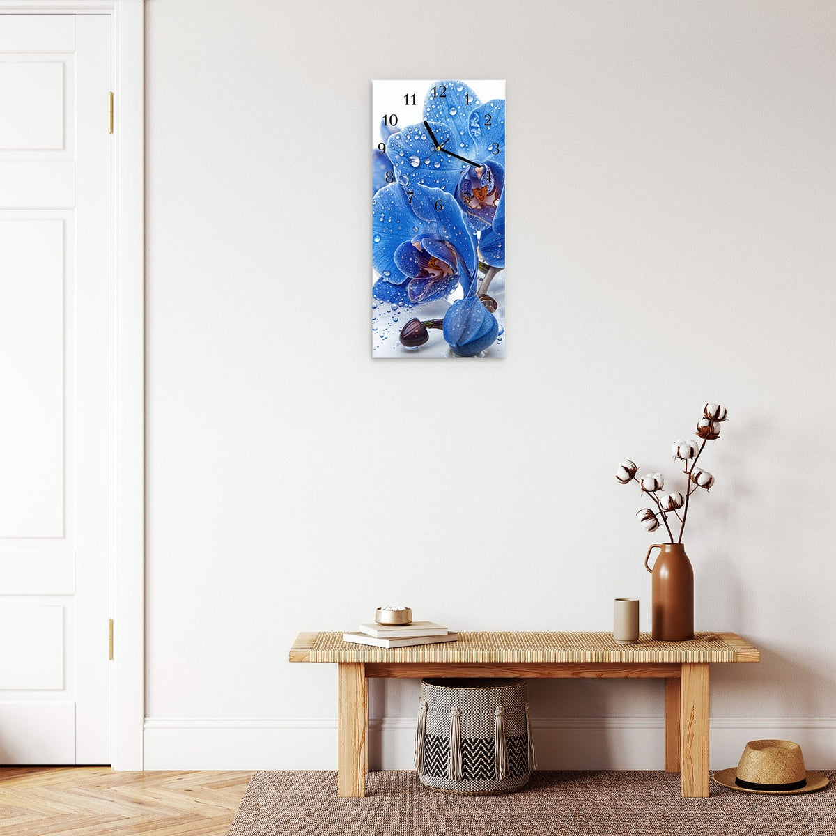 Moderne Wanduhr aus Glas mit Farbtiefe – Wanduhr Blaue Orchideen aus Glas – Hochformat 30 × 60 cm