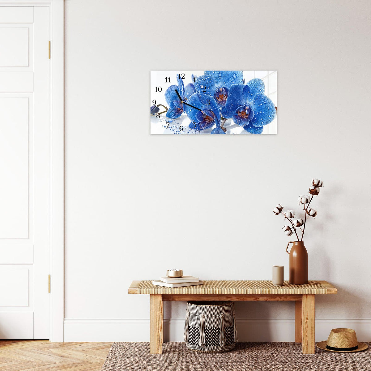 Moderne Wanduhr aus Glas mit Farbtiefe – Wanduhr Blaue Orchideen aus Glas – Querformat 60 × 30 cm