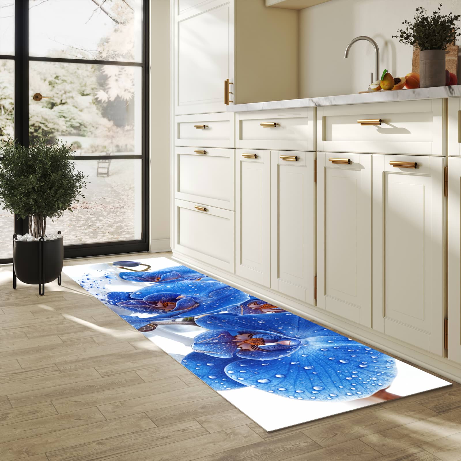 Waschbarer Küchenteppich mit Motiv Blaue Orchideen für Trittkomfort in heller Küche