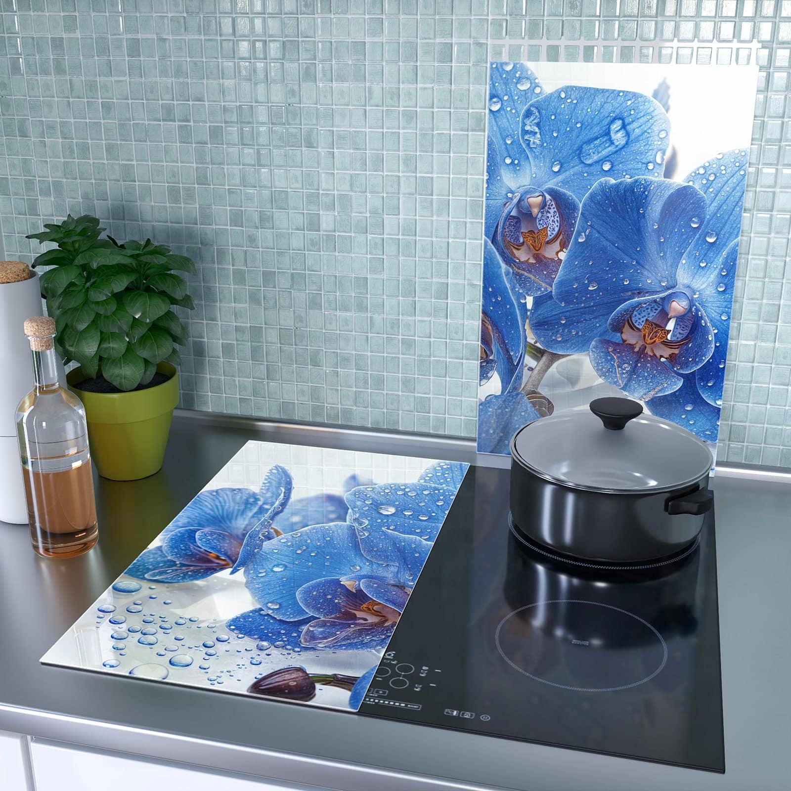 2-teilige Herdabdeckplatte mit Blaue Orchideen-Motiv als Spritzschutz hinter dem Kochfeld