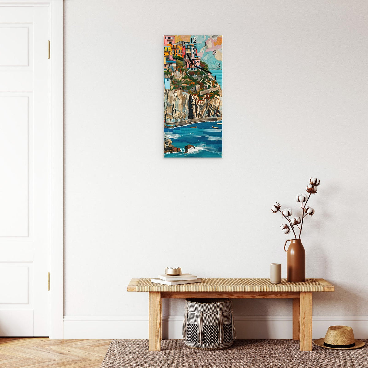 Moderne Wanduhr aus Glas mit Farbtiefe – Wanduhr Bunte Küstenstadt aus Glas – Hochformat 30 × 60 cm