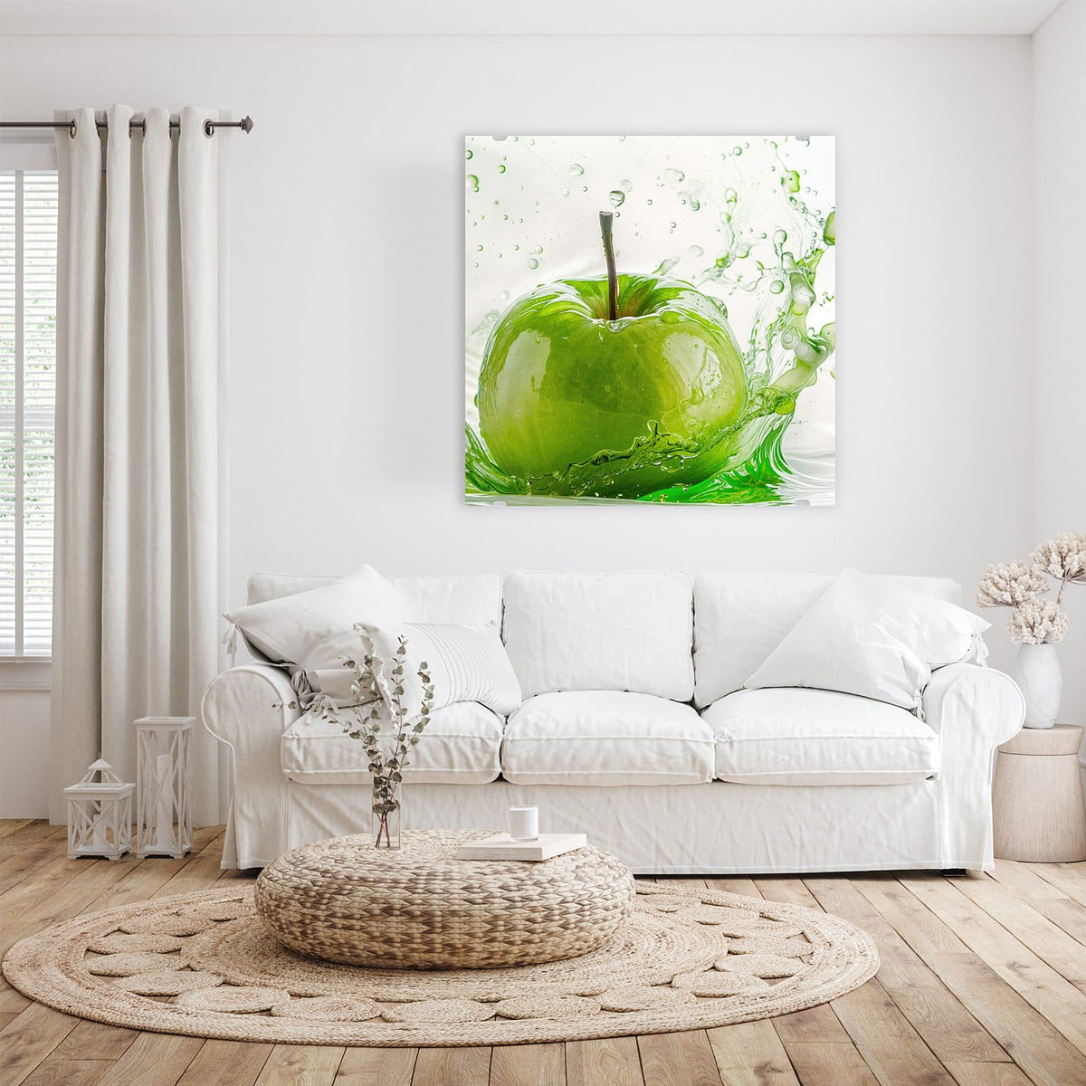 Grüner Apfel, der in einen grünen Wasserspritzer fällt, heller Hintergrund
