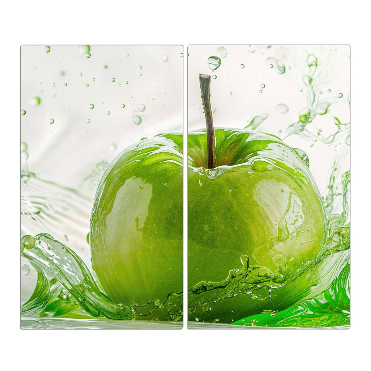 Grüner Apfel, der in einen grünen Wasserspritzer fällt, heller Hintergrund