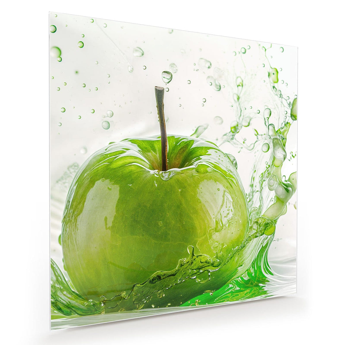 Grüner Apfel, der in einen grünen Wasserspritzer fällt, heller Hintergrund