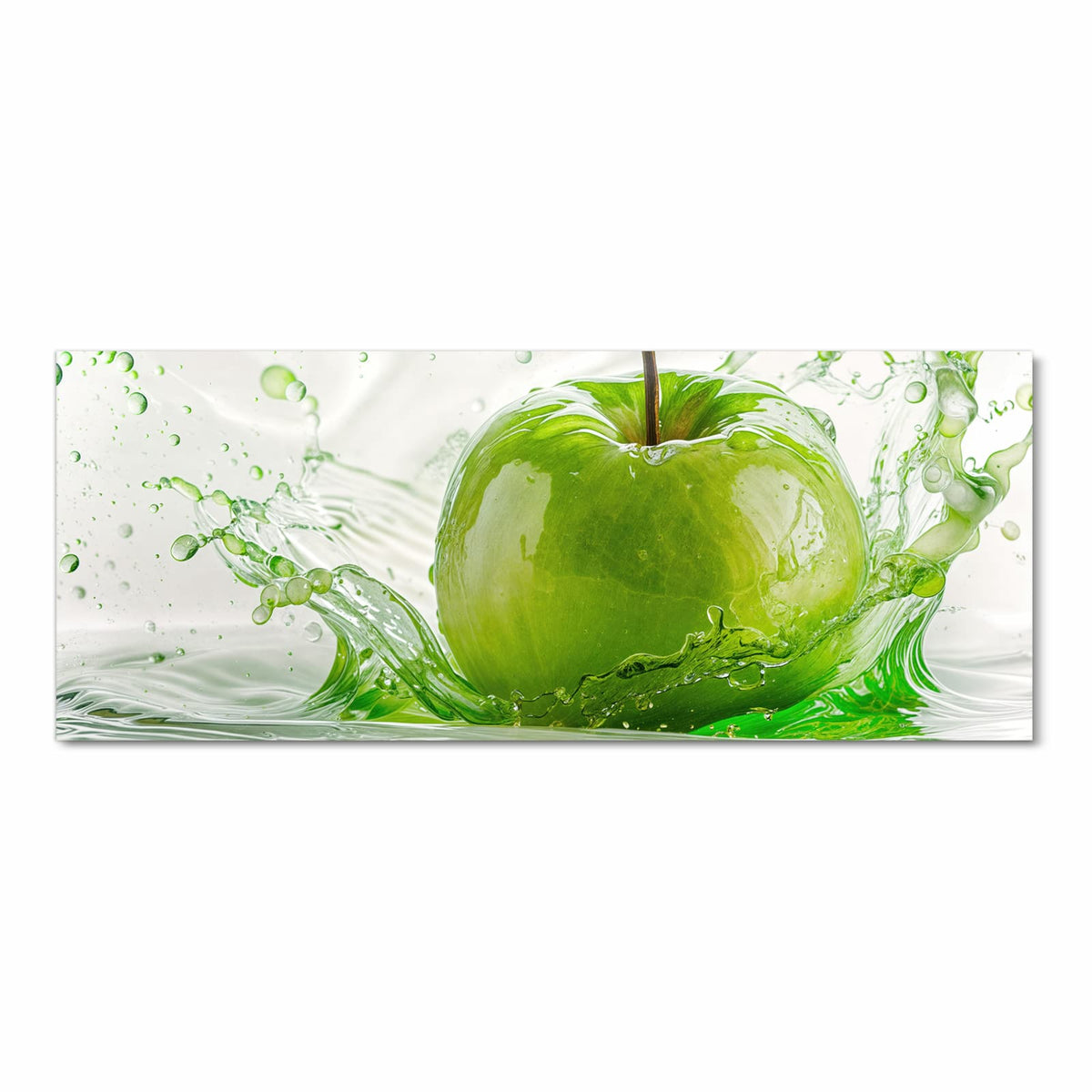 Grüner Apfel, der in einen grünen Wasserspritzer fällt, heller Hintergrund