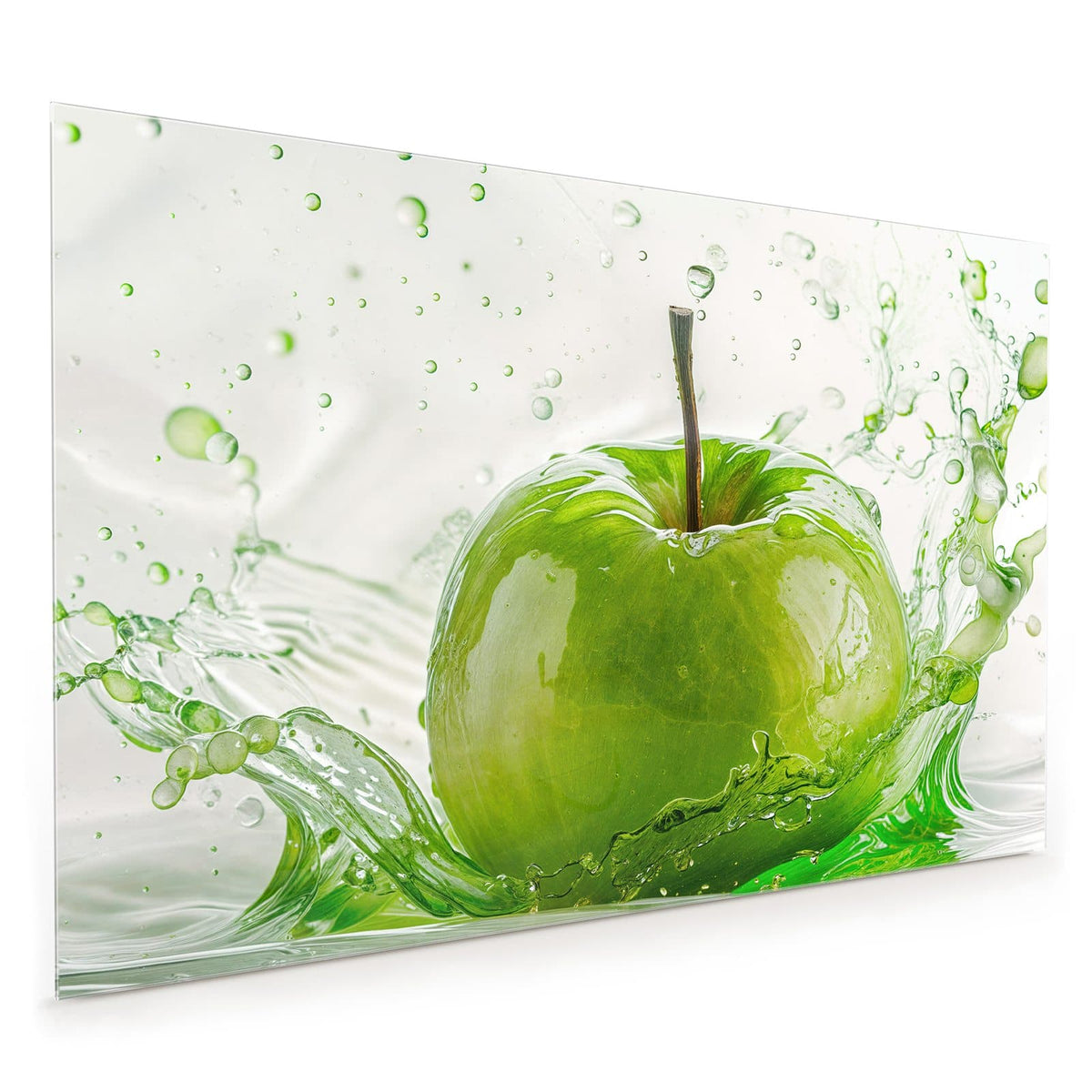 Küchenrückwand aus Glas im Hochformat: Grüner Apfel, der in einen grünen Wasserspritzer fällt, heller Hintergrund