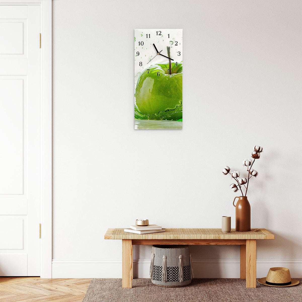Moderne Wanduhr aus Glas mit Farbtiefe – Wanduhr Apfel Spritzer aus Glas – Hochformat 30 × 60 cm