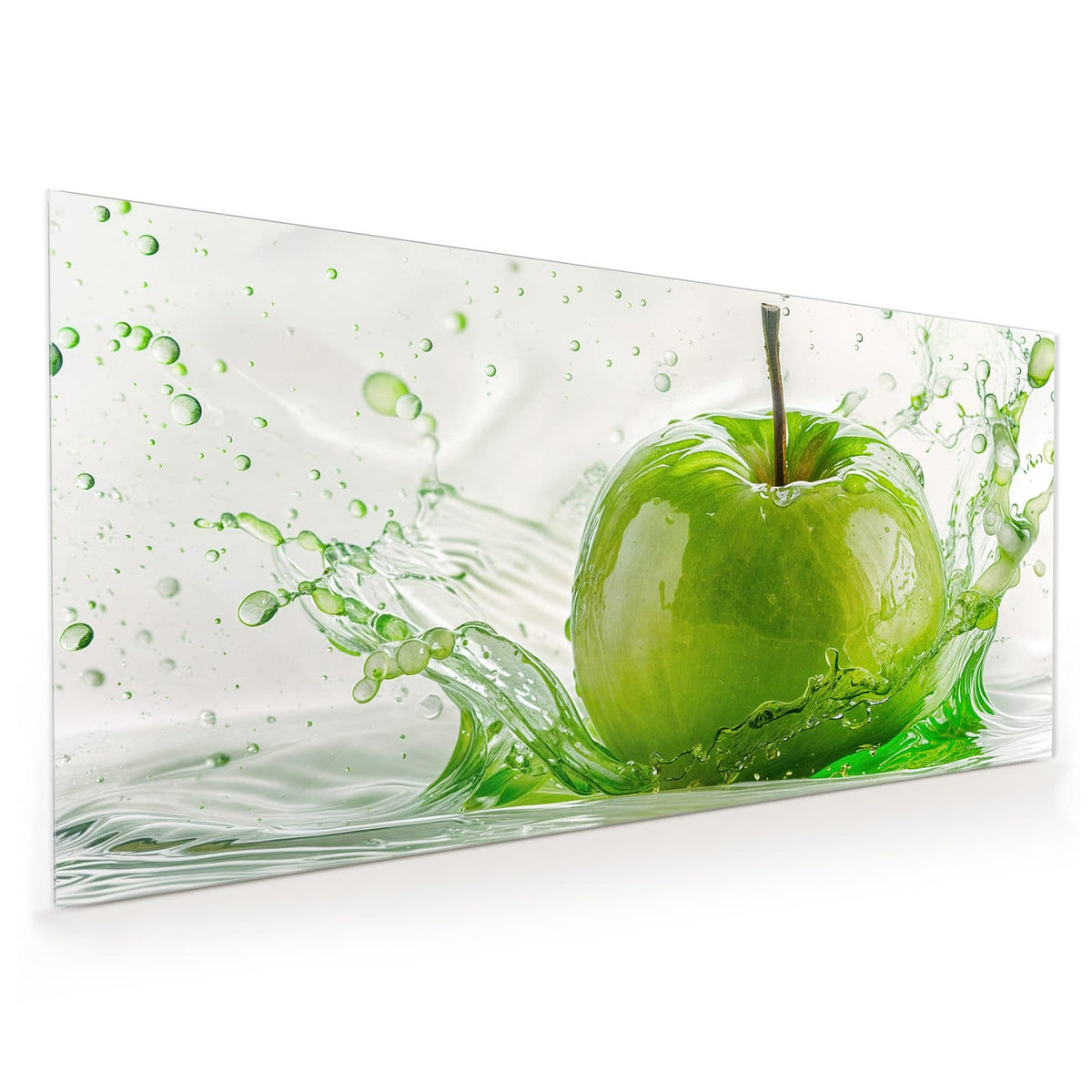 Küchenrückwand aus Glas im Hochformat: Grüner Apfel, der in einen grünen Wasserspritzer fällt, heller Hintergrund