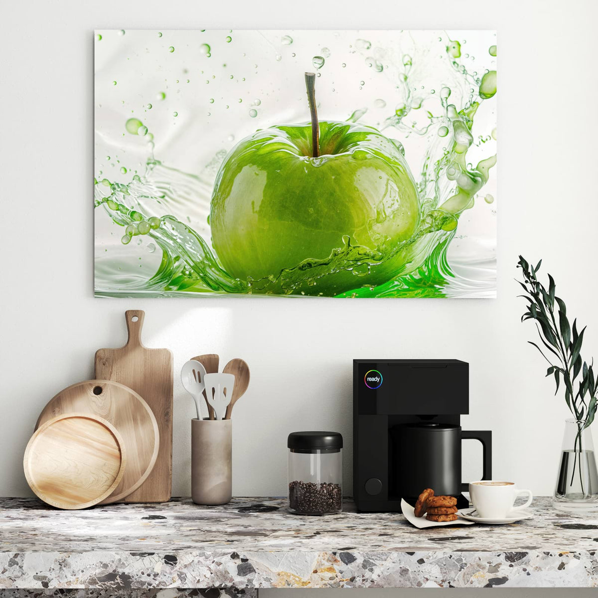 Grüner Apfel, der in einen grünen Wasserspritzer fällt, heller Hintergrund