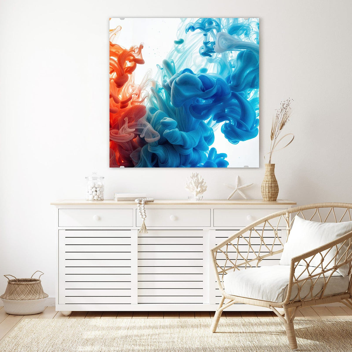 Glasbild Tinte im Wasser an der Wand – Blaue und rot-orange Tintenschwaden, die sich in Wasser vor Weiß ausbreiten