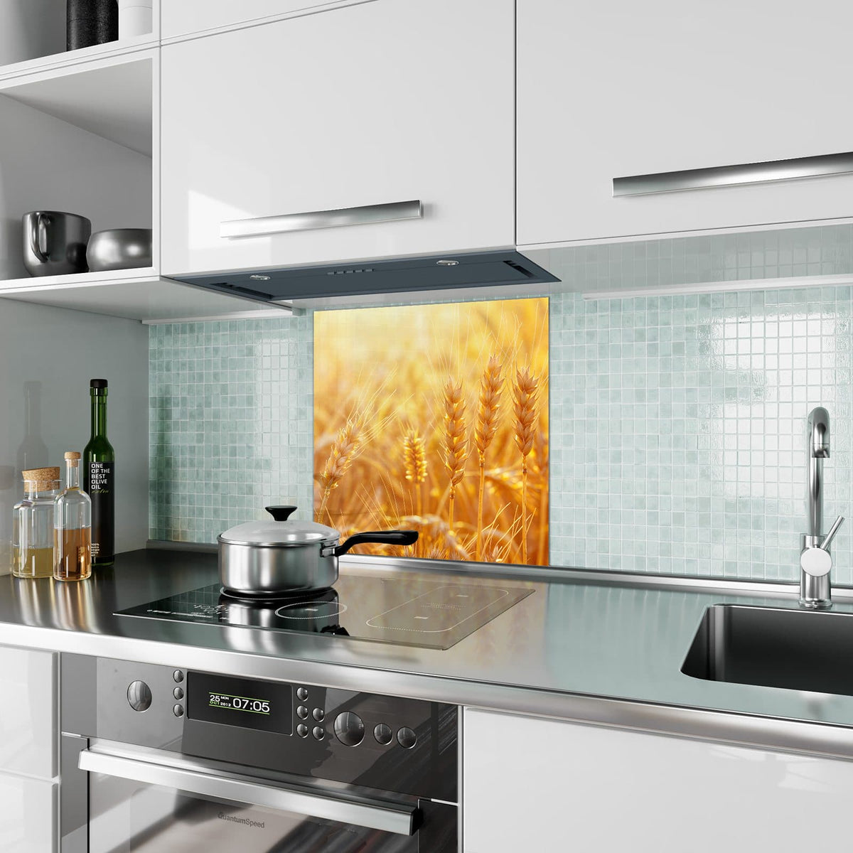Küchenrückwand aus Glas Weizen im Gegenlicht im quadratischen Format als Spritzschutz hinter dem Kochfeld, über dem Fliesenspiegel montiert