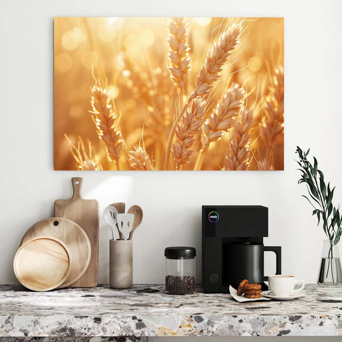 Reife Weizenähren in Nahaufnahme vor goldenem Bokeh