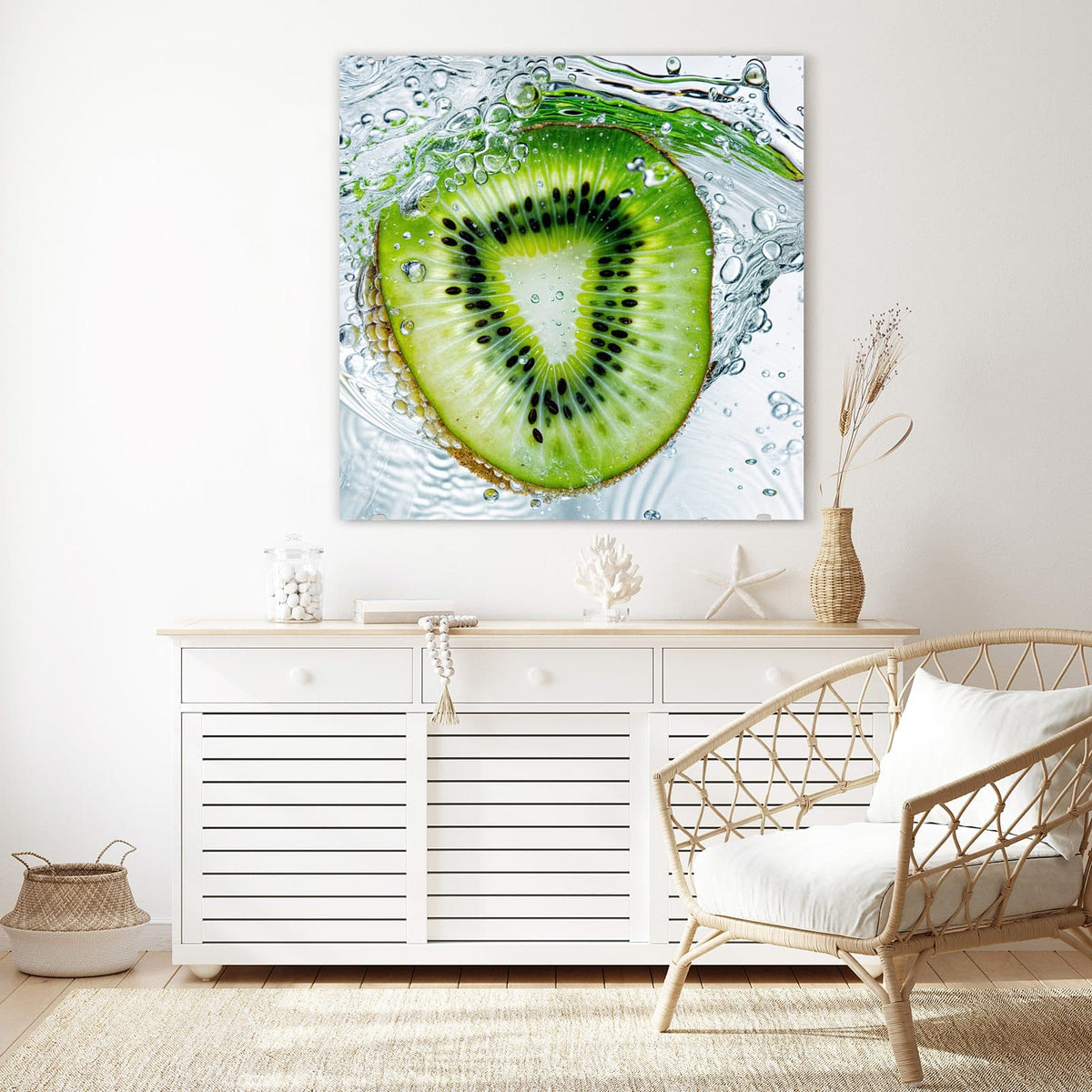 Glasbild Kiwi im Sprudelwasser an der Wand – Kiwischeibe in wirbelndem Wasser mit vielen Luftblasen, heller Hintergrund