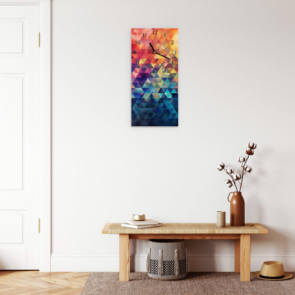 Moderne Wanduhr aus Glas mit Farbtiefe – Wanduhr Bunte Dreiecke aus Glas – Hochformat 30 × 60 cm