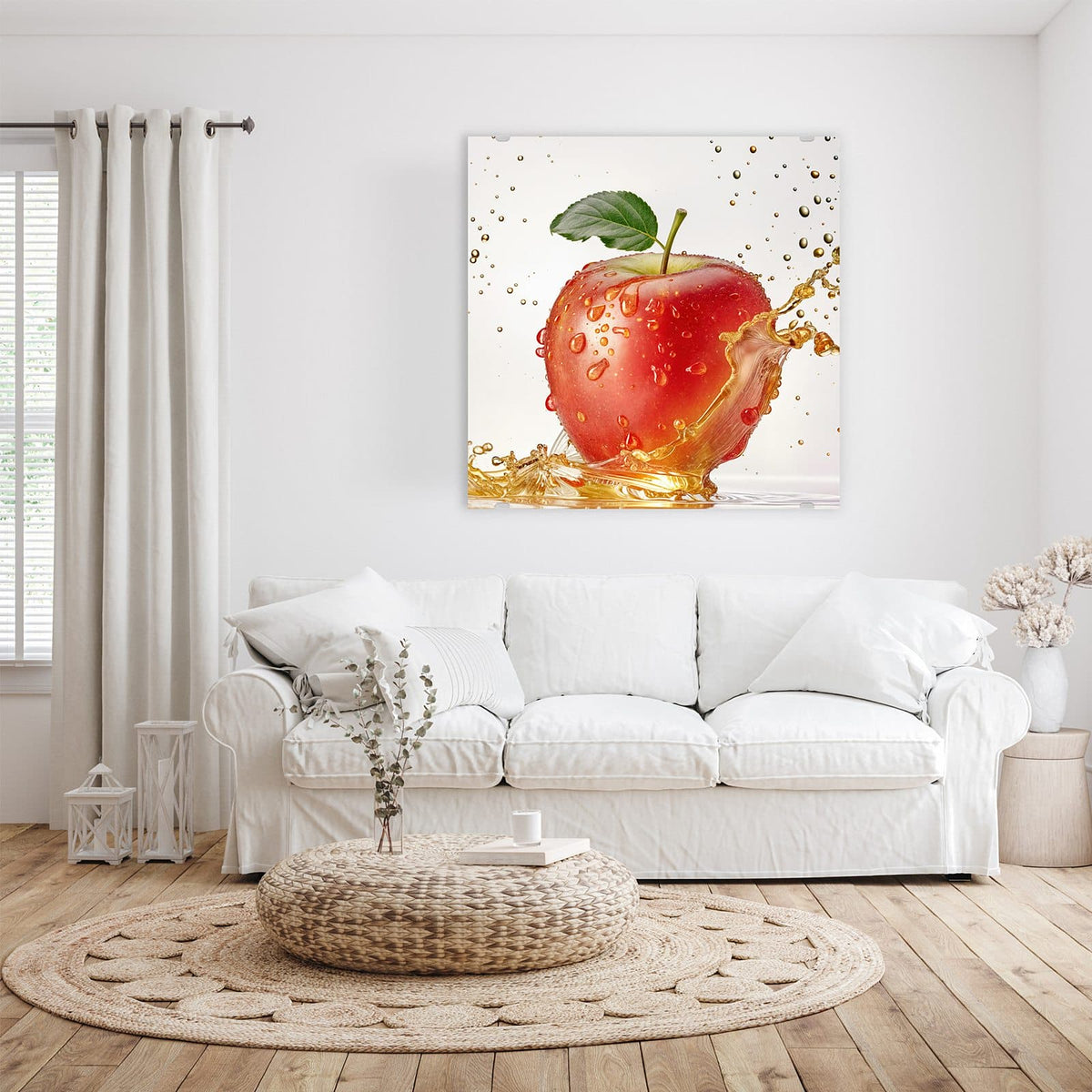 Roter Apfel mit Blatt in einem goldgelben Saftspritzer