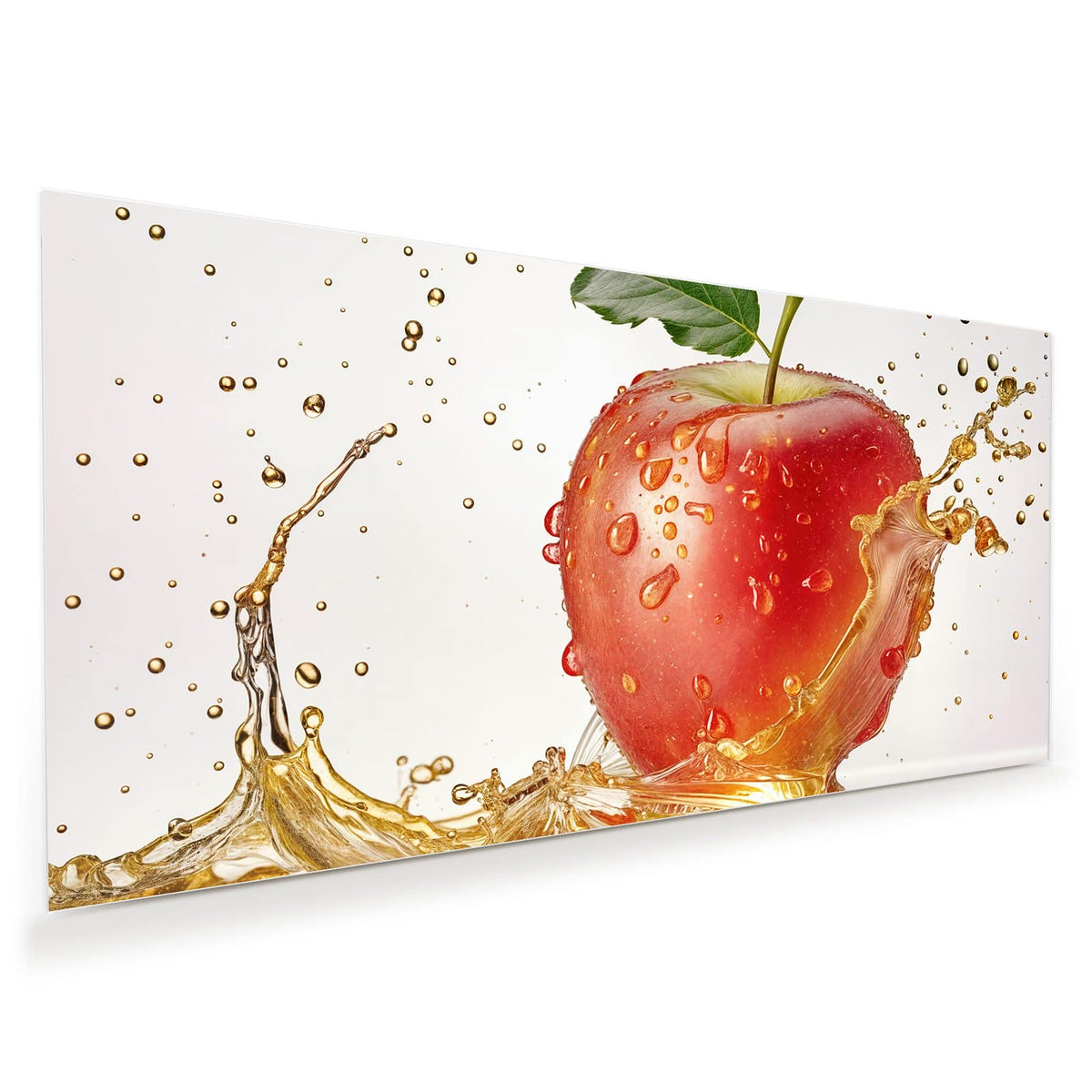 Roter Apfel mit Blatt in einem goldgelben Saftspritzer