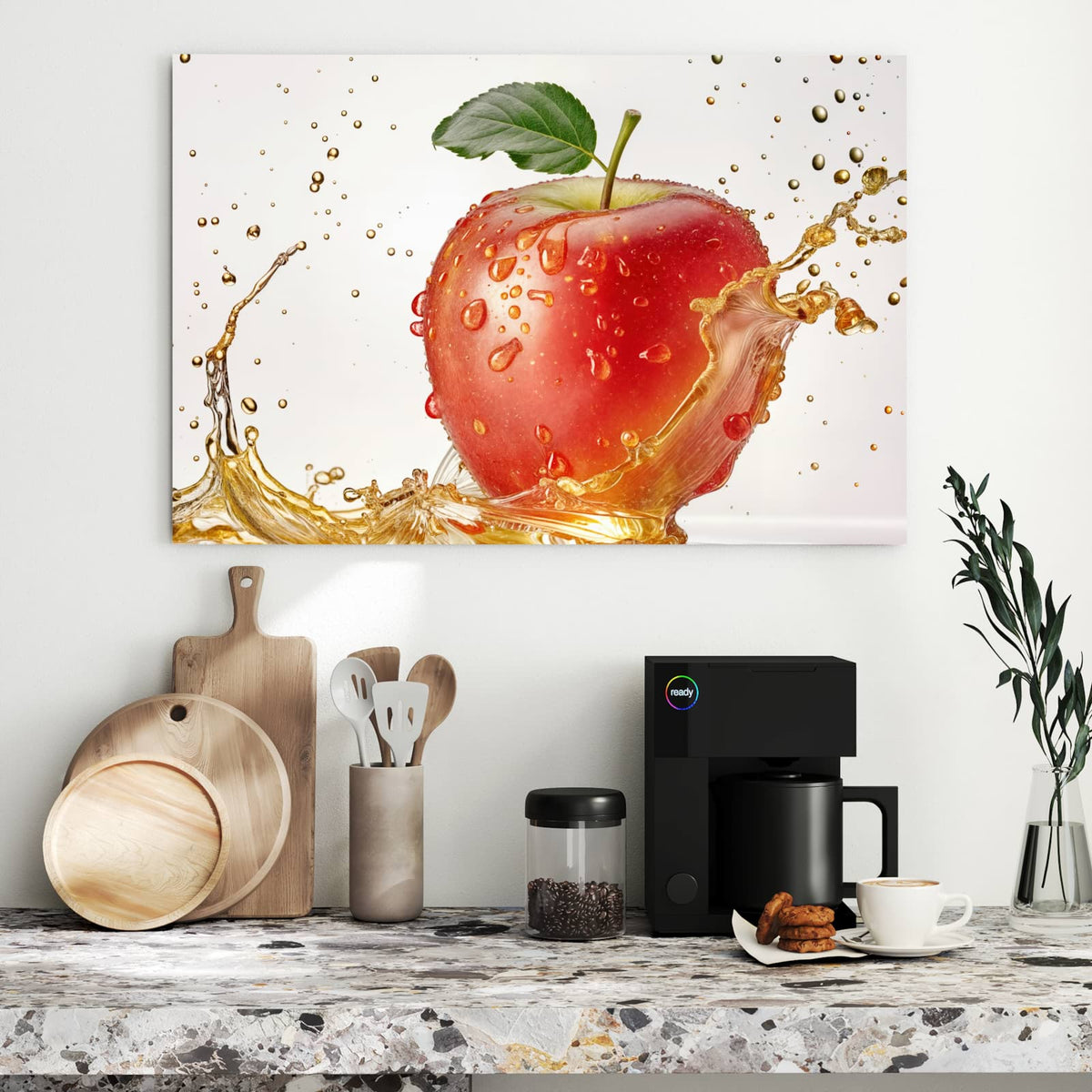 Roter Apfel mit Blatt in einem goldgelben Saftspritzer