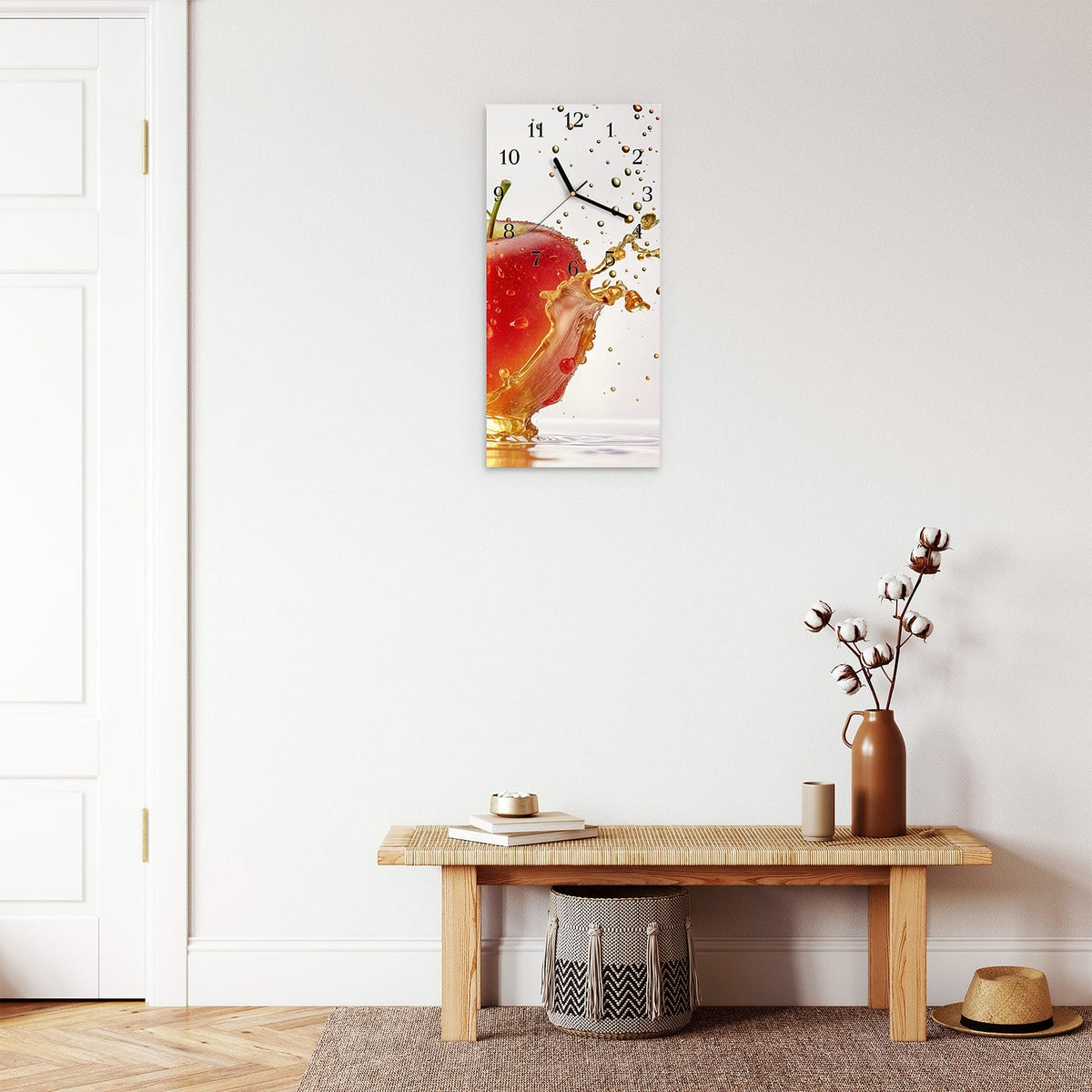 Moderne Wanduhr aus Glas mit Farbtiefe – Wanduhr Spritziger Apfel aus Glas – Hochformat 30 × 60 cm