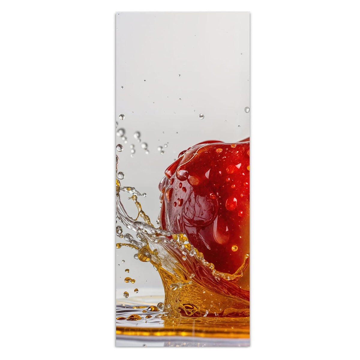 Wandbild aus Glas: Roter Apfel mit grünem Blatt fällt in goldbraunen Saft, Spritzer ringsum