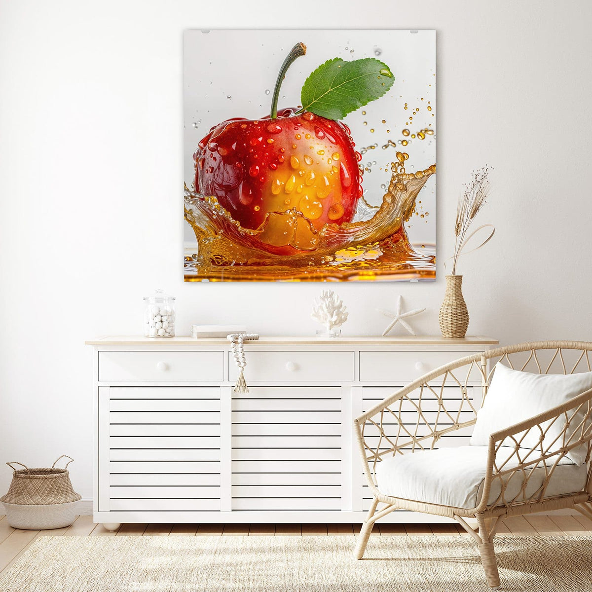 Glasbild Apfel mit Saftspritzer an der Wand – Roter Apfel mit grünem Blatt fällt in goldbraunen Saft, Spritzer ringsum