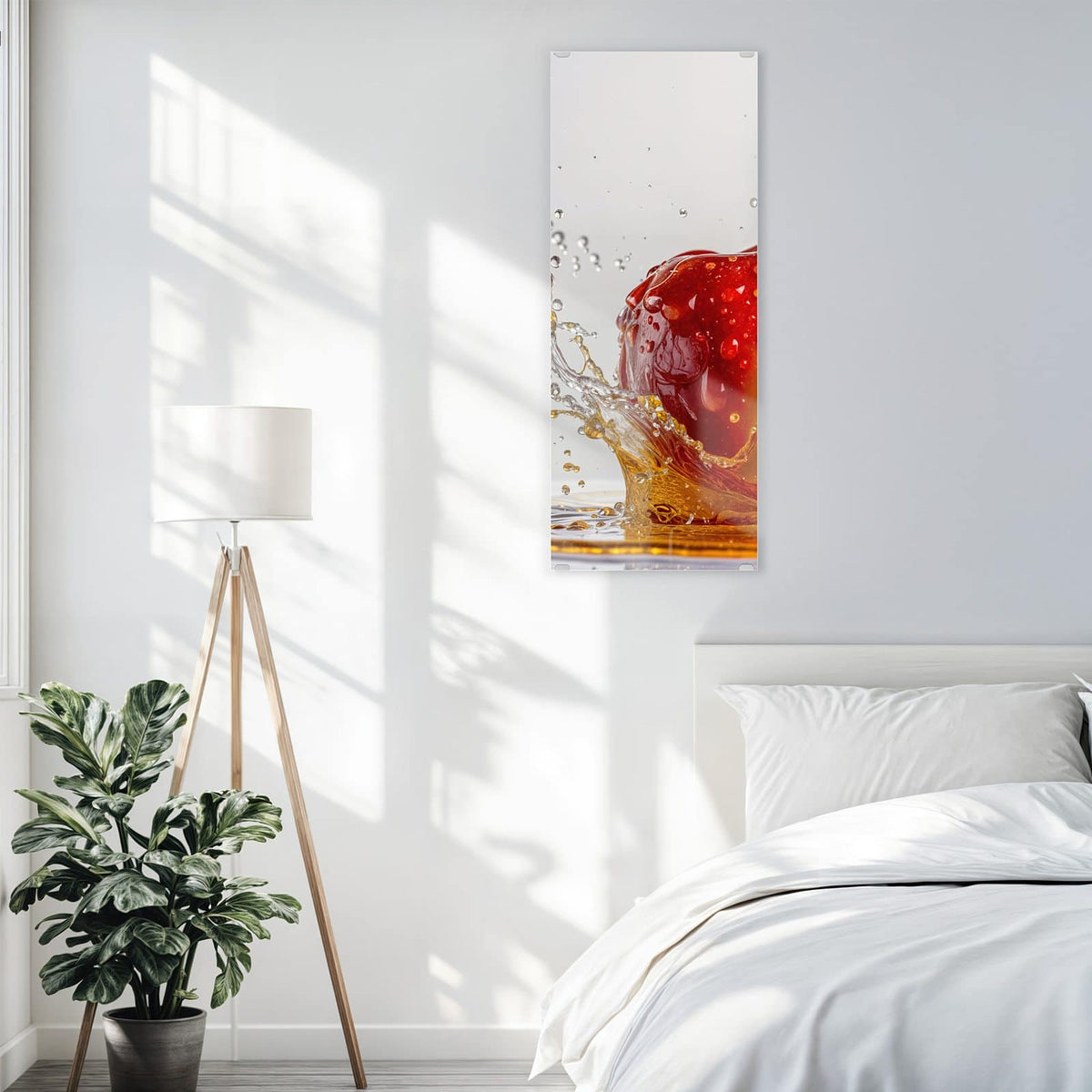 Wandbild aus Glas Apfel mit Saftspritzer über einem Bett im hellen Schlafzimmer