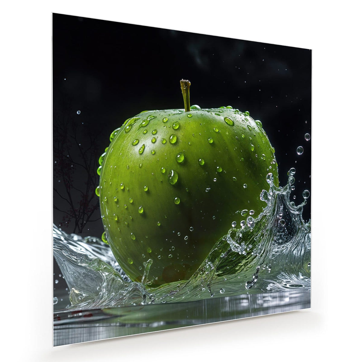Grüner Apfel mit Tropfen taucht in aufspritzendes Wasser, schwarzer Grund