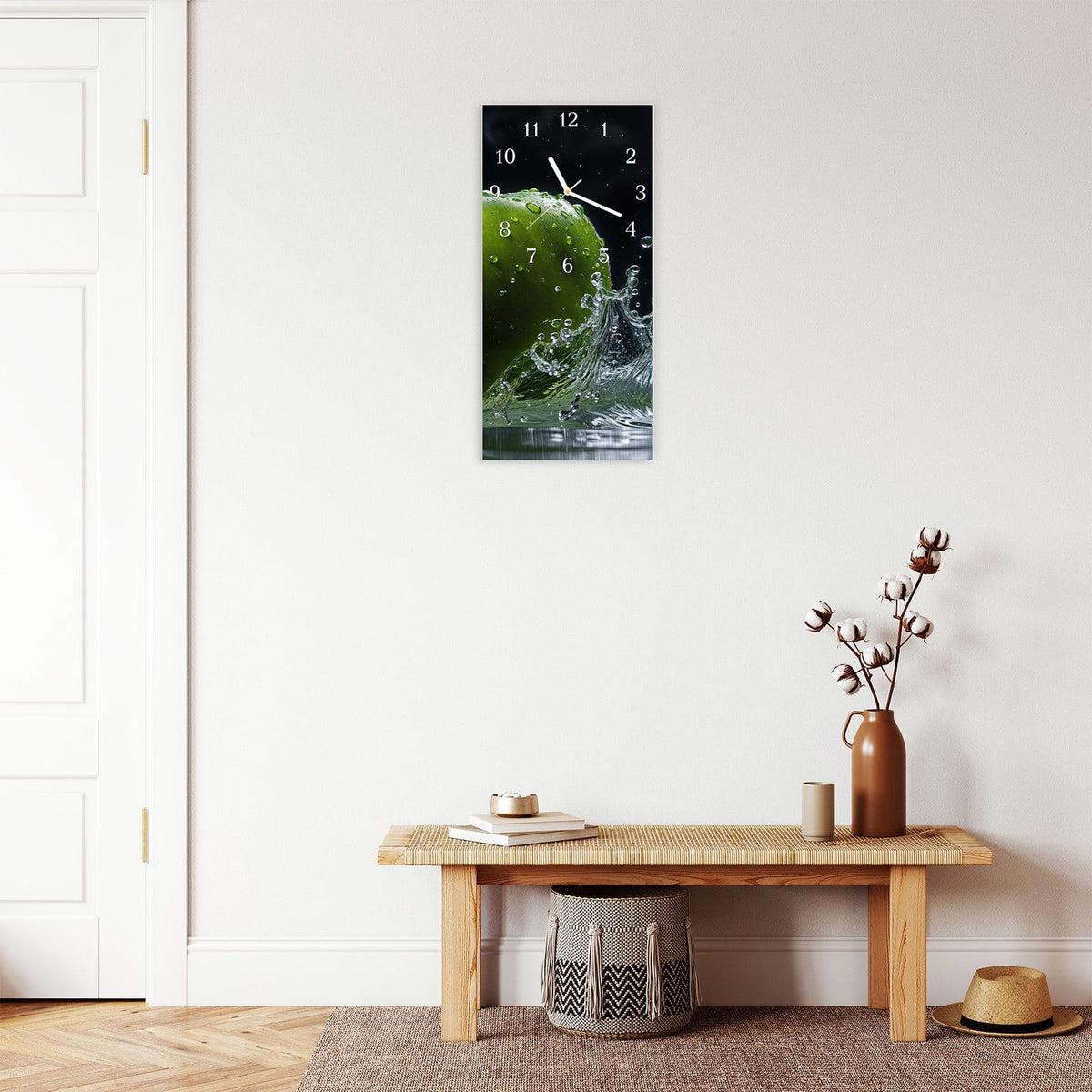 Moderne Wanduhr aus Glas mit Farbtiefe – Wanduhr Apfel im Wasser aus Glas – Hochformat 30 × 60 cm