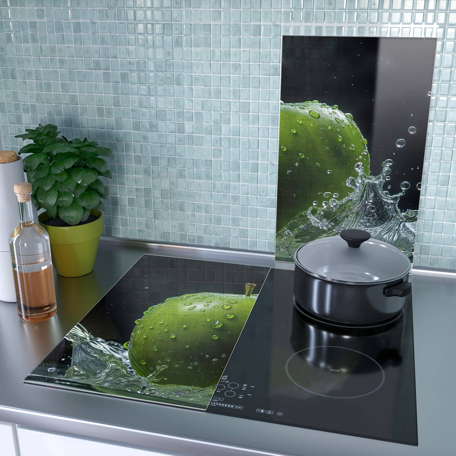 2-teilige Herdabdeckung mit Apfel im Wasser-Motiv als Spritzschutz hinter dem Kochfeld