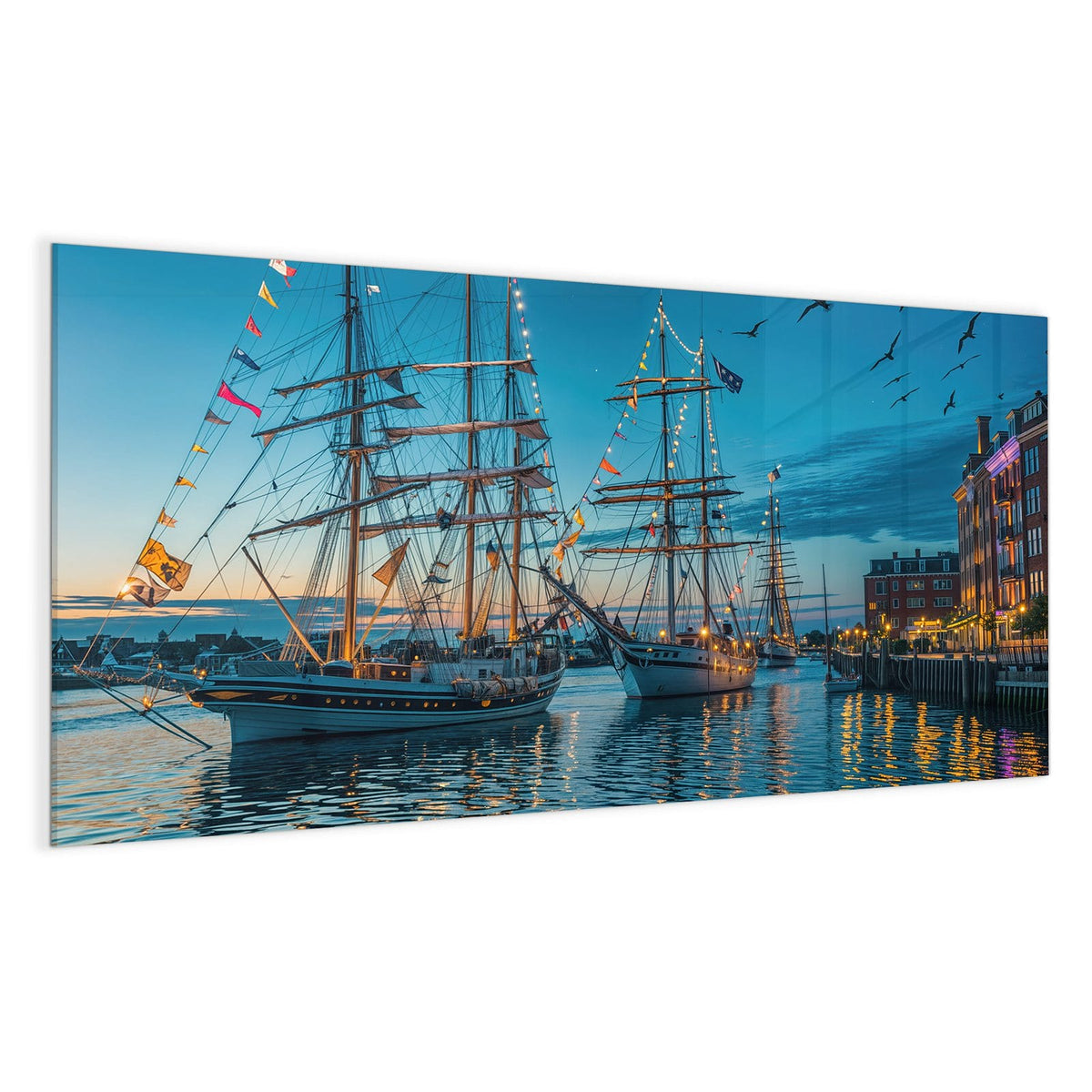 Zwei Großsegler mit Wimpelketten und Lichtern im Hafen zur blauen Stunde