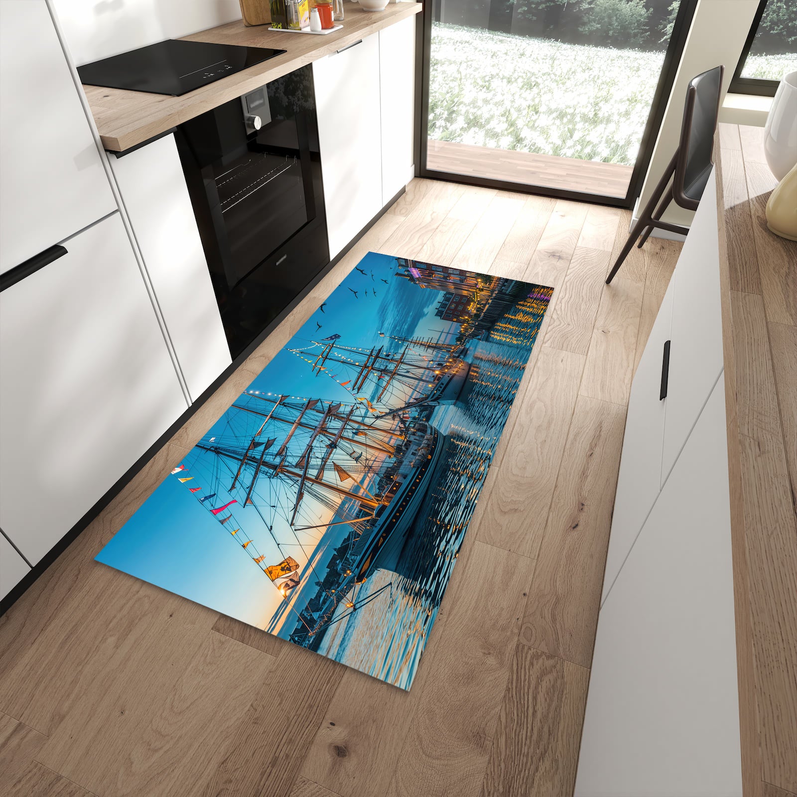 Fleckenresistenter Küchenteppich mit Motiv Schiffe im Hafen in moderner Küche
